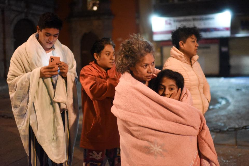 Des habitants se tiennent dans une rue après un tremblement de terre de magnitude 6,9 à Mexico le 22 septembre 2022.
 - Pedro PARDO / AFP