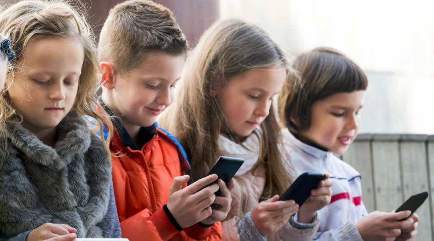 Los celulares, un desafío para los padres.