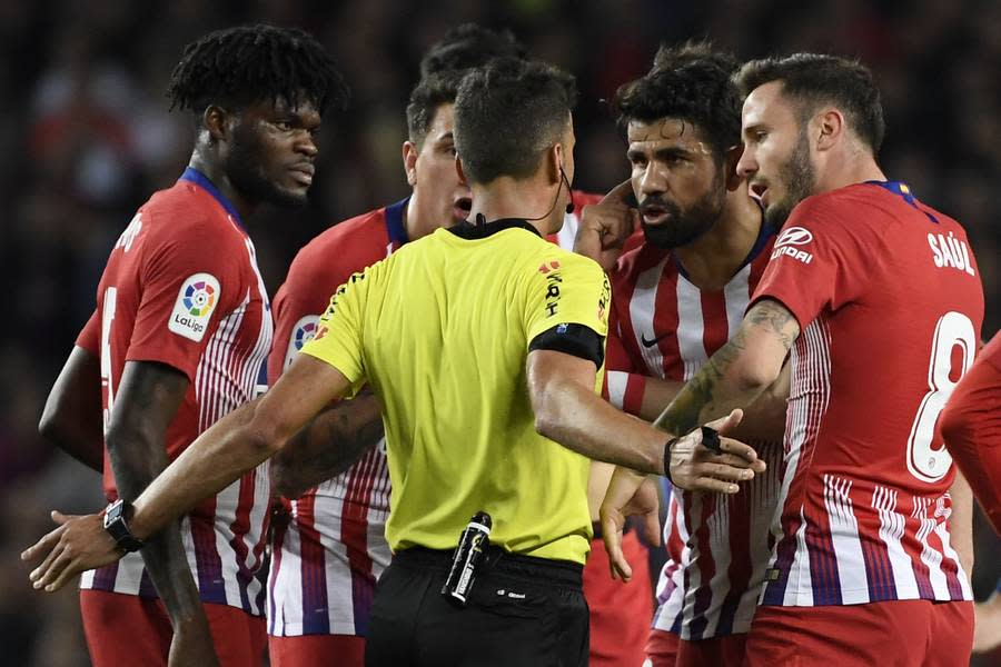 DIEGO COSTA hat es schon wieder getan. Im Topspiel zwischen Atletico Madrid und dem FC Barcelona fliegt der Stürmer in der 30. Minute vom Platz