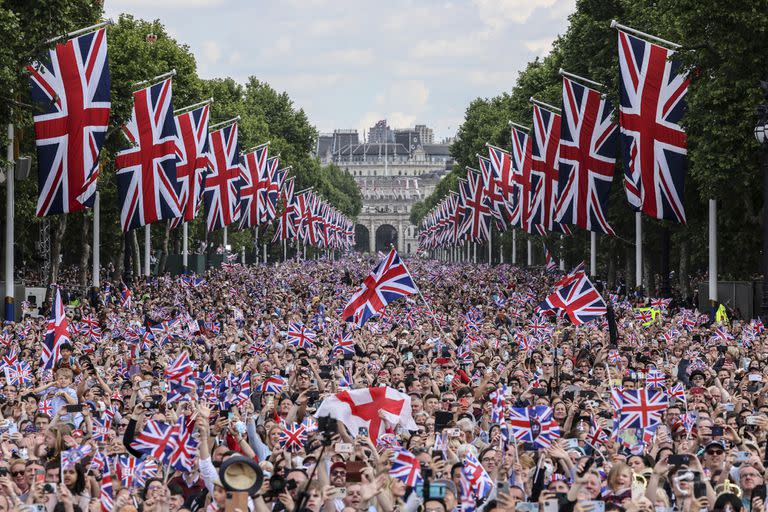 Una multitud llena The Mall mientras esperan que la familia real aparezca en el balcón del Palacio de Buckingham en Londres, el 2 de junio de 2022