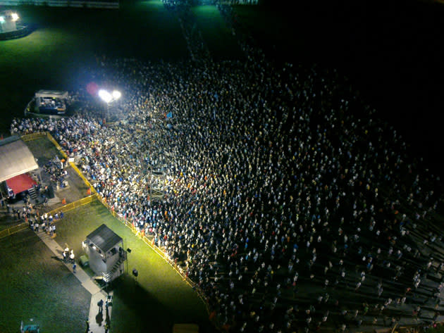 A look at the roughtly 8,000-strong crowd that attended the WP's third rally in Punggol East. (Yahoo! photo)