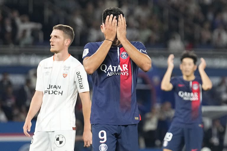 El portugués Gonçalo Ramos se toma la cabeza tras una chance desperdiciada; ya sin la MNM, PSG apenas igualó 0-0 con Lorient en el arranque de la Liga de Francia