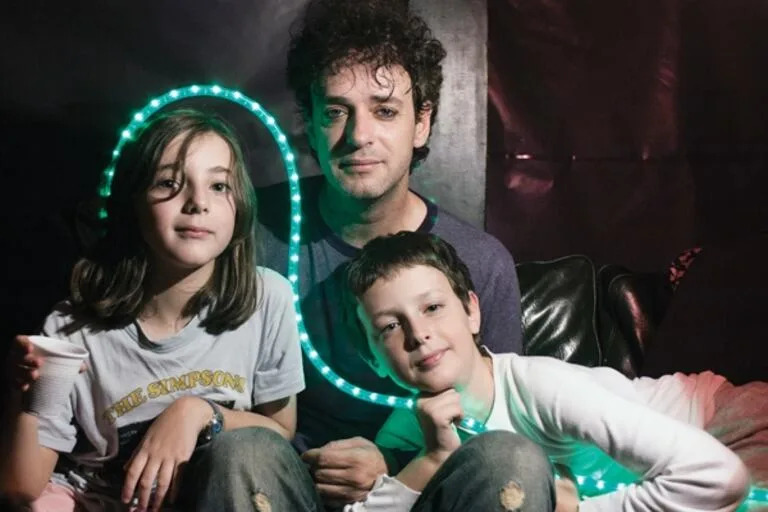 Con sus hijos Lisa y Benito, 
en 2004 (foto de Nora Lezano)