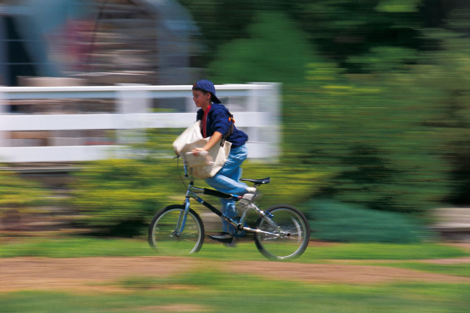 Ein Zeitungsjunge rettete einer älteren Dame das Leben (Symbolbild: Getty Images)