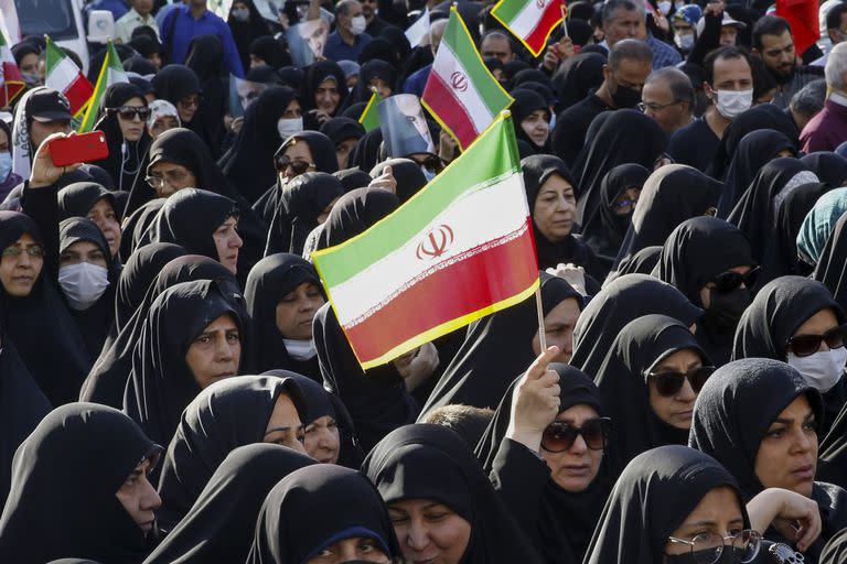 TOPSHOT - Iraníes participan en una concentración progubernamental en la plaza Tajrish, al norte de Teherán, el 5 de octubre de 2022, condenando las recientes protestas antigubernamentales por la muerte de Mahsa Amini. (Foto de AFP)