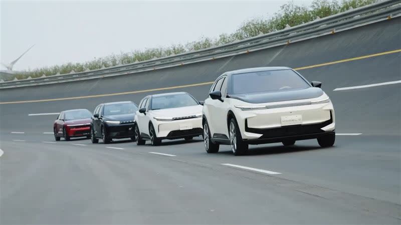 鴻海血統Model C概念車、Model C量產版以及Model B上路開跑。檔案照／鴻海官方網站。