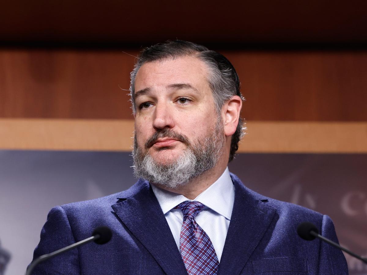 Ted Cruz a déclaré que les fusillades dans les écoles peuvent être évitées s’ils ont des gardes armés, comme dans les banques.  Cela a mal vieilli après la fusillade mortelle de la banque de Louisville.