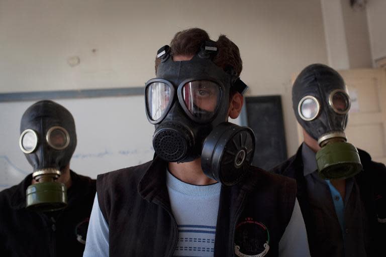 Volunteers wear gas masks during a class on how to respond to a chemical attack, in the northern Syrian city of Aleppo on September 15, 2013 (AFP Photo/Jm Lopez)