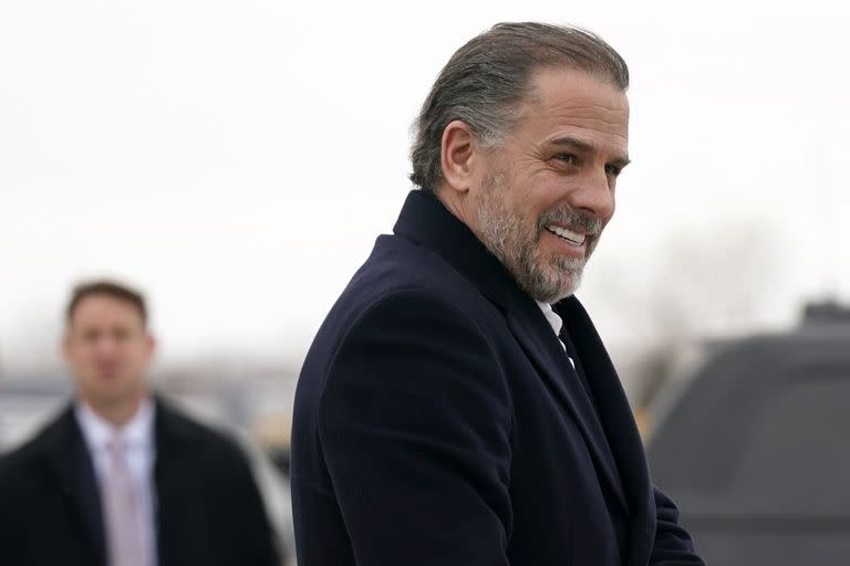 Hunter Biden, hijo del presidente Joe Biden, sube al avión presidencial con el mandatario, el sábado 4 de febrero de 2023, en la Base de la Guardia Nacional Aérea de Hancock Field en Syracuse, Nueva York