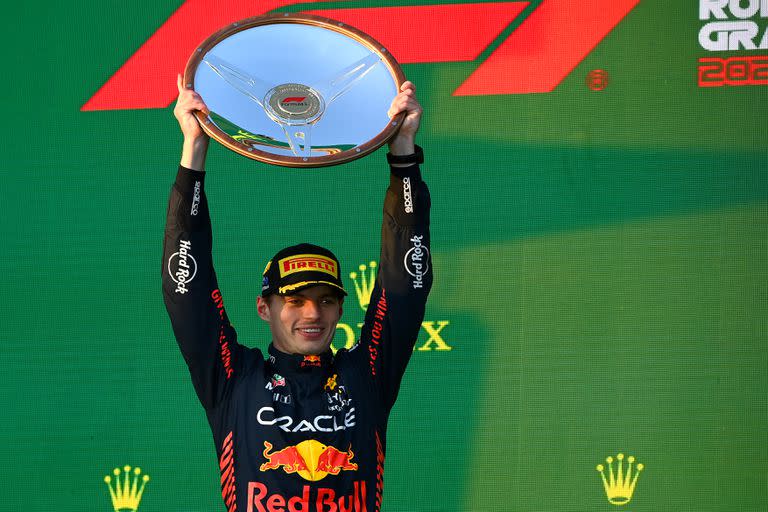 Nada lo detiene a Max Verstappen, que exhibe el trofeo que lo premia como ganador del Gran Premio de Australia de Fórmula 1