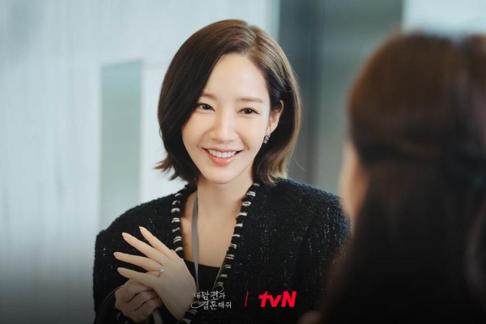 黑色織紋小香風外套領口的外縫線巧思十足圖片來源：tvN官網