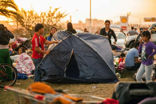 Pobladores acampan cerca de Iquique, el 2 de abril de 2014, horas después del terremoto de 8,3 grados que castigó el norte de Chile (AFP | Juan Leonel)