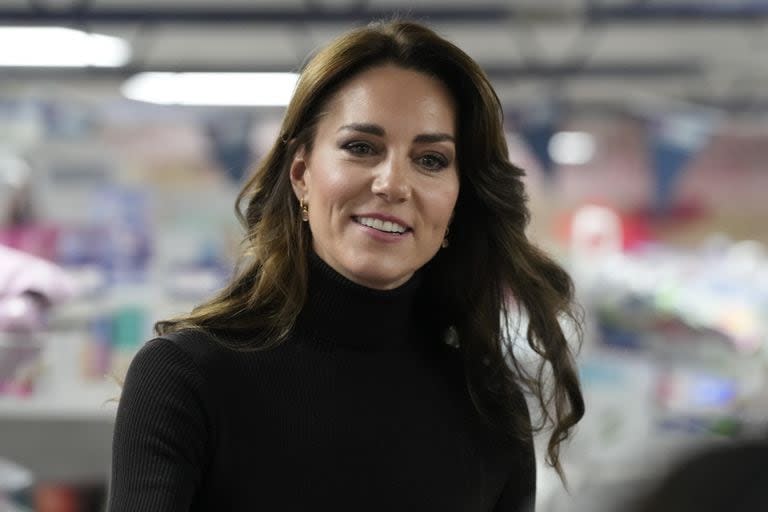 La princesa Kate, de Gales, sonríe durante su visita a Sebby's Corner en el norte de Londres, el viernes 24 de noviembre de 2023.