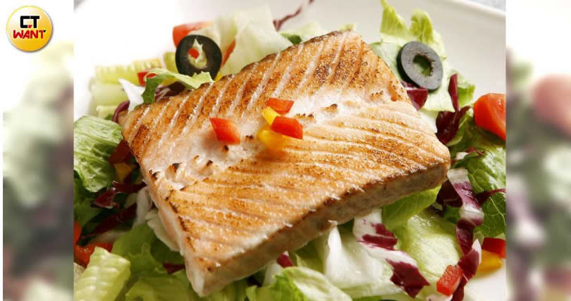 檢視英國女王的三餐飲食，鮭魚絕對是最常出現的食材之一，而且偏愛烤、水煮的料理方式，可以更健康的攝取優質蛋白質。（圖／CTWANT資料照）
