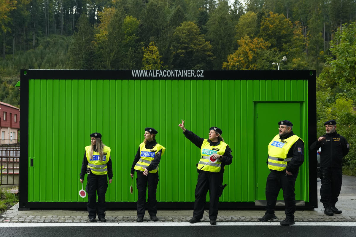 Photo of Rakúšania a Česi opätovne zaviedli obmedzenia na hraniciach so Slovenskom, aby obmedzili migráciu