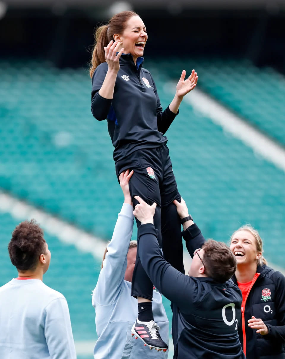 Kurz nachdem Kate 2022 die Schirmherrschaft für die Rugby-Fußball-Union übernommen hatte, nahm sie an einer Line-out-Übung während einer Trainingseinheit des englischen Rugby-Teams teil. (Getty Images)