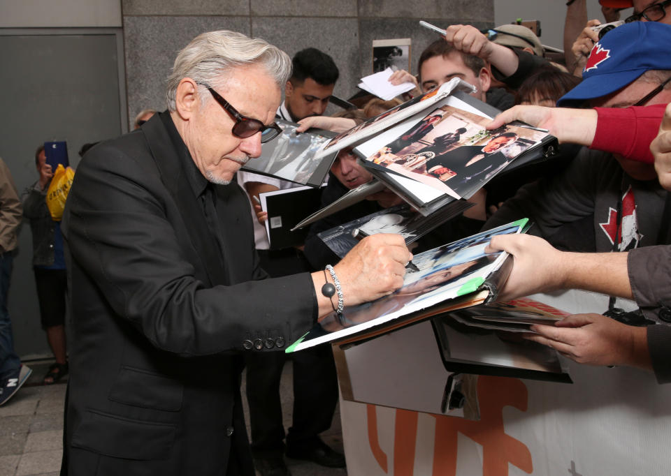 "Trabajando de camarero en un hotel elegante en Palm Springs, Harvey Keitel entra en el bar. Le saludo y le pregunto cómo puedo ayudarlo. Me dice que 'salga de su campo visual', lo que aparentemente significa que no le mire a los ojos". @TK421raw. (Foto: Todd Williamson / Getty Images)