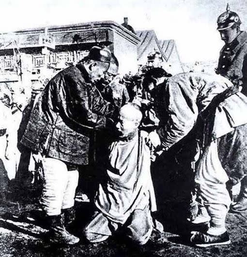 中國民眾幫助八國聯軍在北京菜市口斬首清政府的戰犯。（圖／翻攝自互動百科）