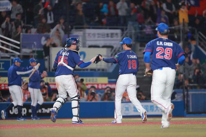 世界12強棒球複賽台灣時間12日晚間6時在日本千葉ZOZO球場舉行，中華隊對戰韓國隊，派出旅日投手張奕先發，投6.2局、112球，無失分。（取自WBSC粉絲頁）