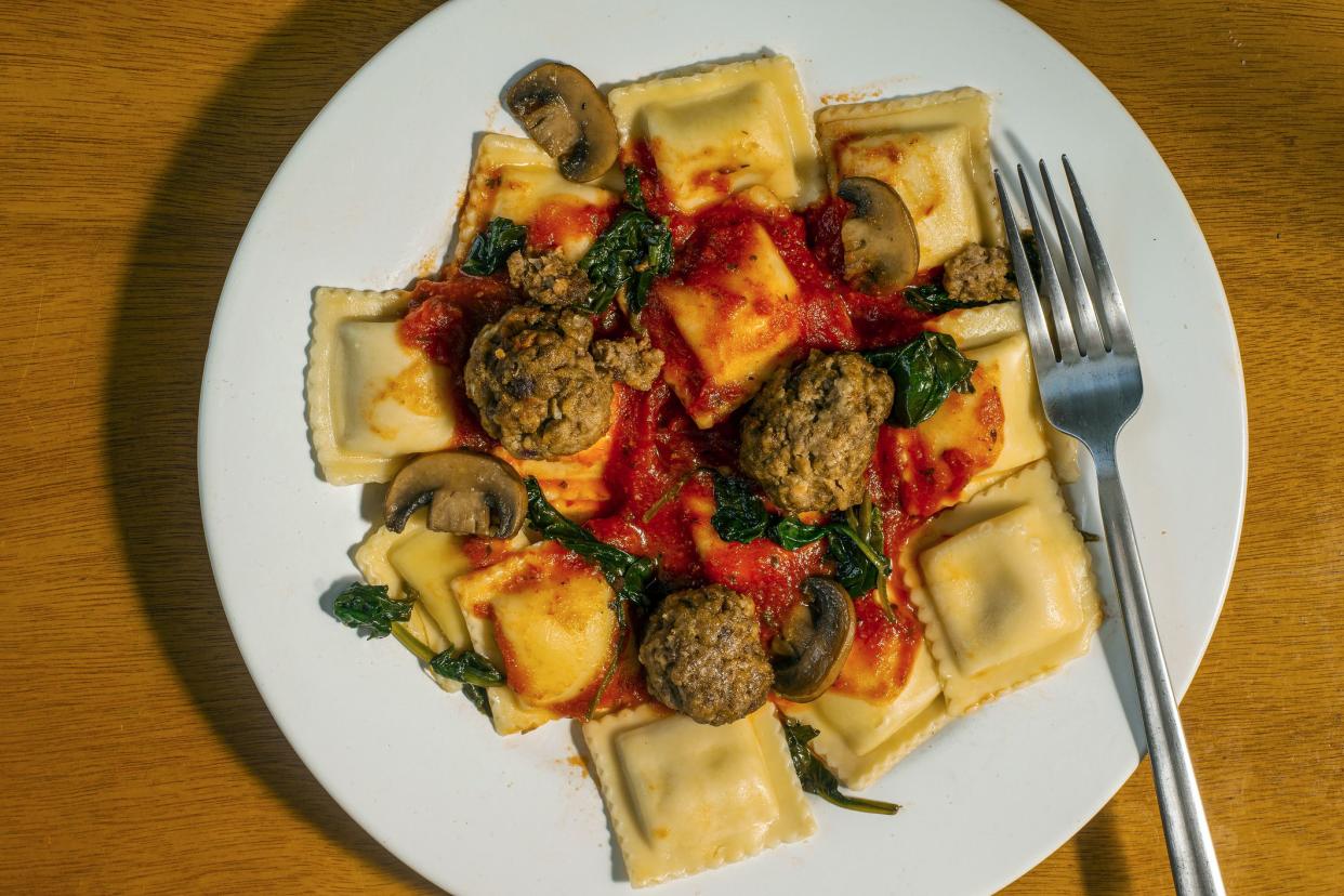 cheese ravioli served with sauteed spinach and  mushrooms,  with meatballs