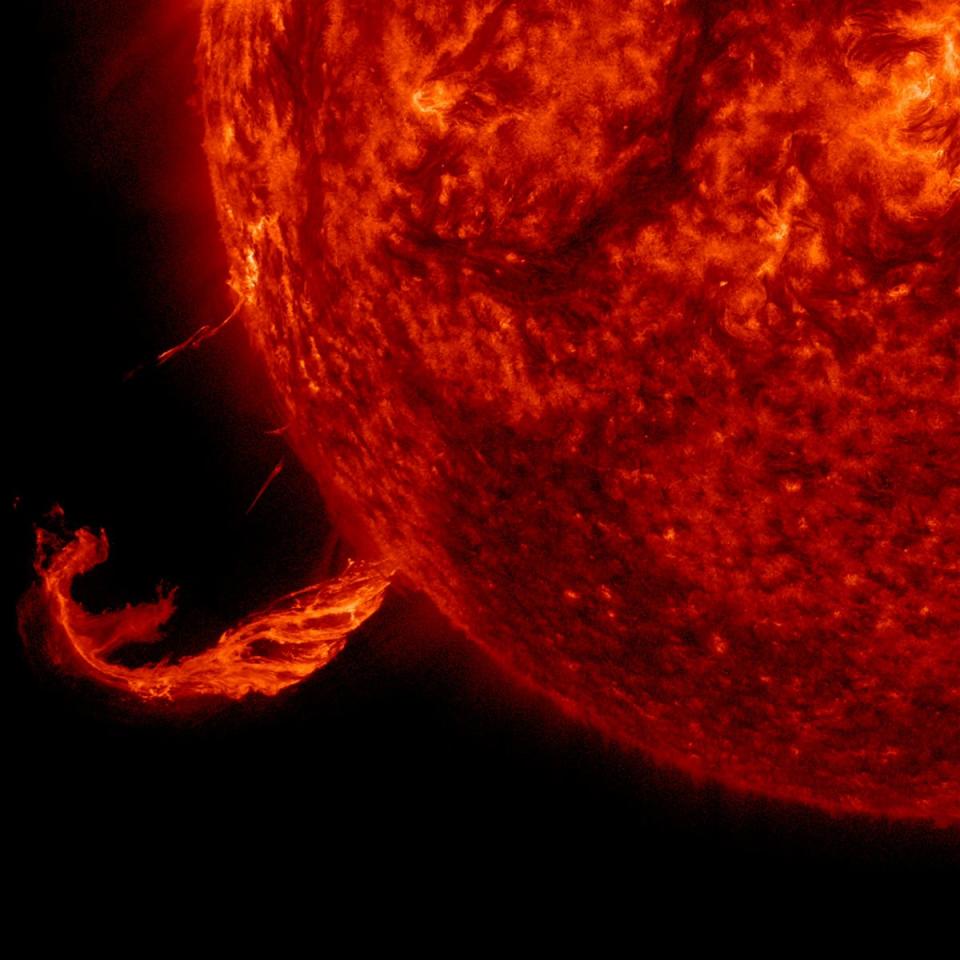 En 2015, el sol expulsó una CME junto con parte de un filamento solar en un periodo de tres horas (NASA/Solar Dynamics Observatory)