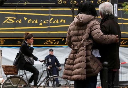 People mourn in front of the Bataclan concert hall as they pay tribute to the victims of the series of deadly attacks on Friday, in Paris, France, November 17, 2015. REUTERS/Christian Hartmann