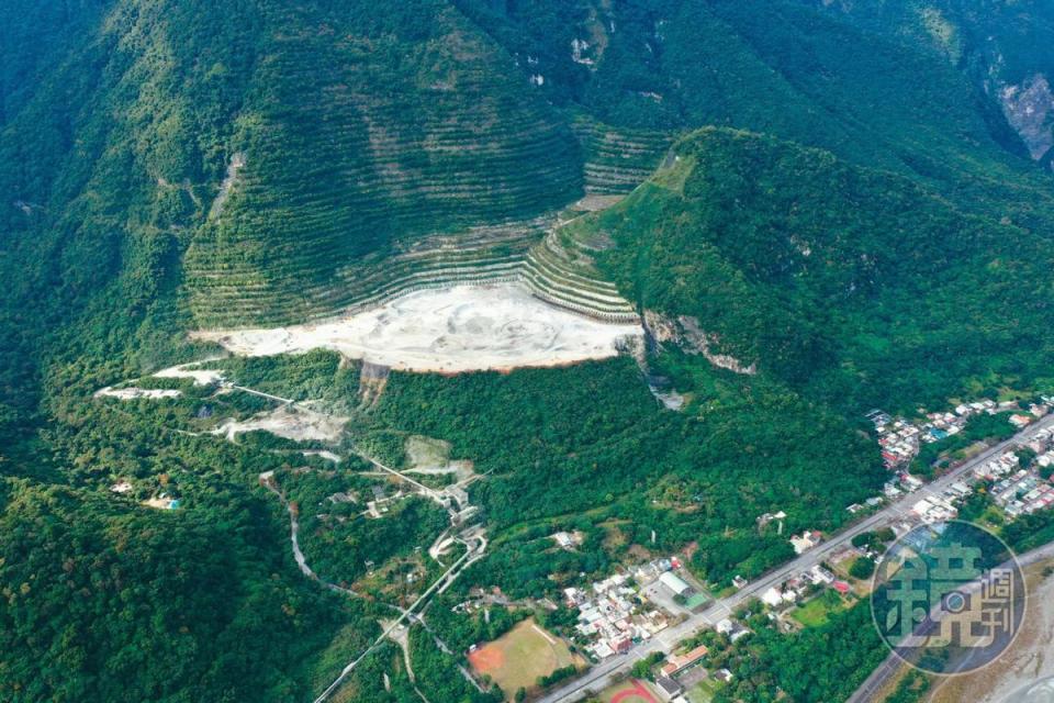 亞泥新城山礦場位於花蓮立霧溪旁，明年就要滿50年，一座山頭幾乎被挖成一半，如今立法院正修改《礦業法》，希望礦場能補做環評。（地球公民基金會提供）