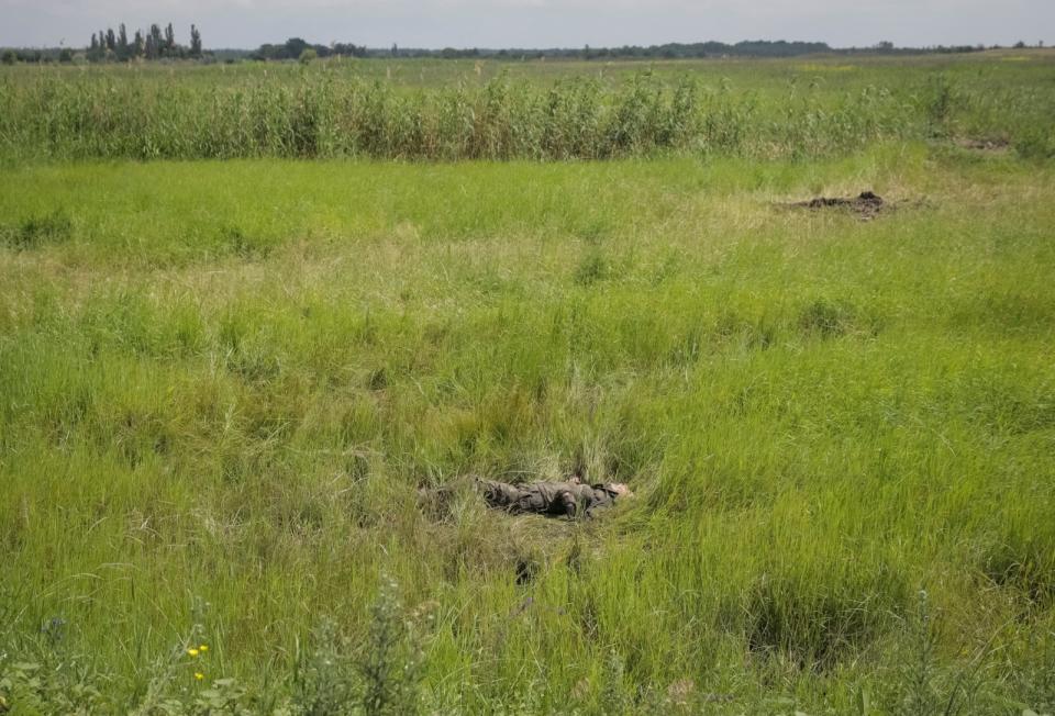 一名俄國軍人的屍體14日在頓內茨克的斯托羅熱維被發現，該座村莊近日被烏軍收復。路透社
