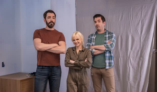 <p>HGTV</p> Anna Faris with Drew and Jonathan Scott