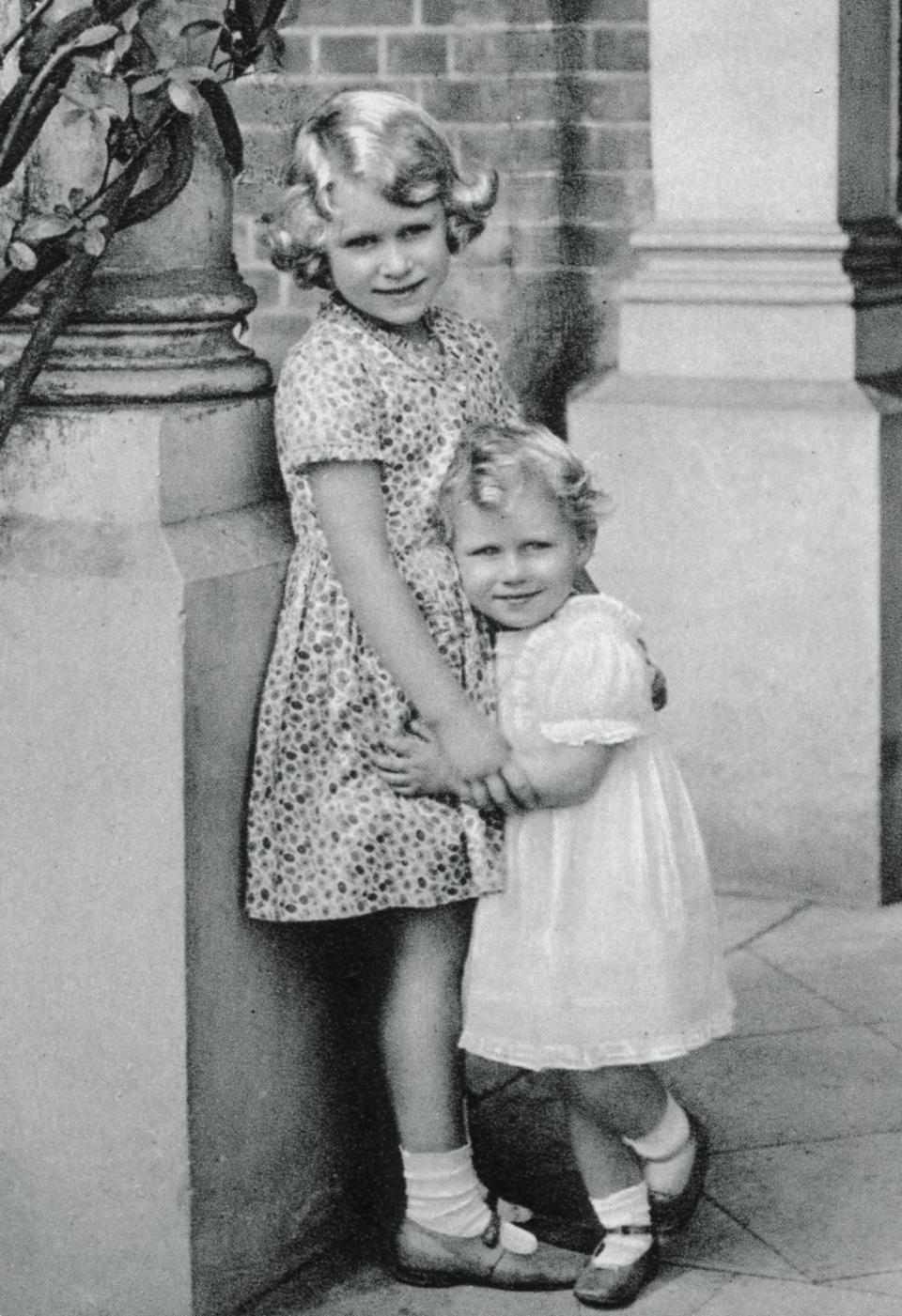 <p>Princesa Elizabeth e a irmã, a princesa Margaret em 1932, com seis e dois anos respectivamente (Foto: The Print Collector/Print Collector/Getty Images)</p> 