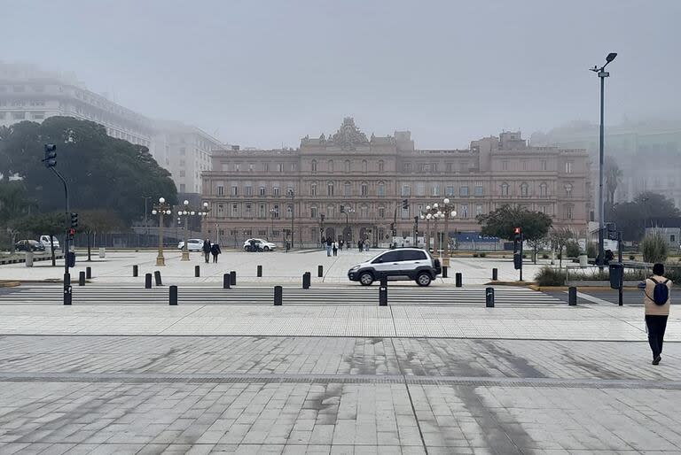 Niebla alrededor de la Casa Rosada y la Plaza de Mayo