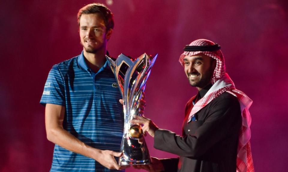 Daniil Medvedev recibe un trofeo tras ganar la Diriyah Tennis Cup en diciembre de 2019