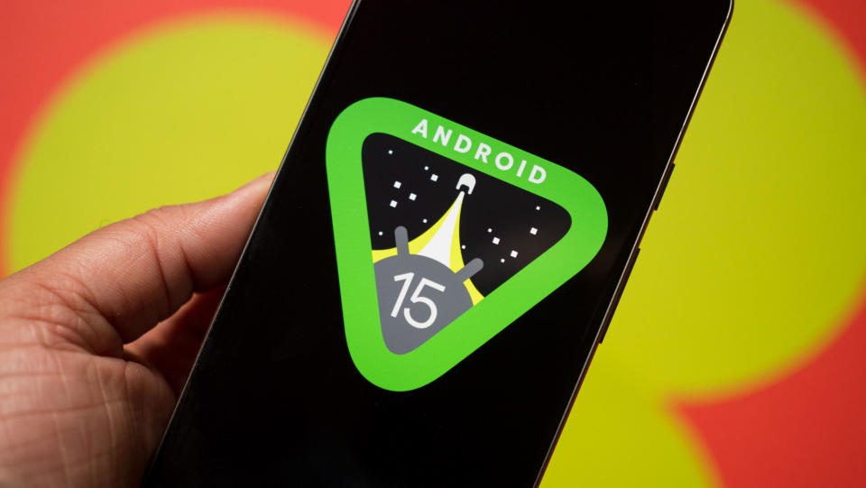 Android 15 logo in hand