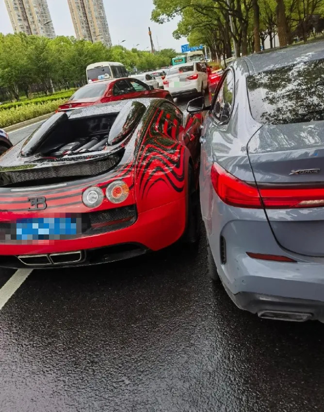 兩台價值不斐的車擦撞，疑似是布加迪車主違規在先。（圖／翻攝自微博）