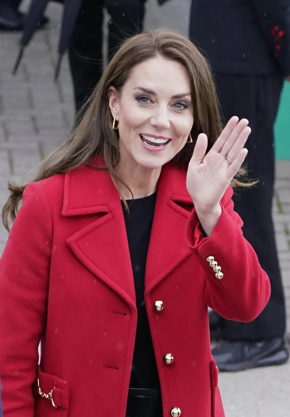 Kate trägt bei ihrem ersten Besuch als Prinzessin in Wales Rot – genau wie Diana vor 40 Jahren