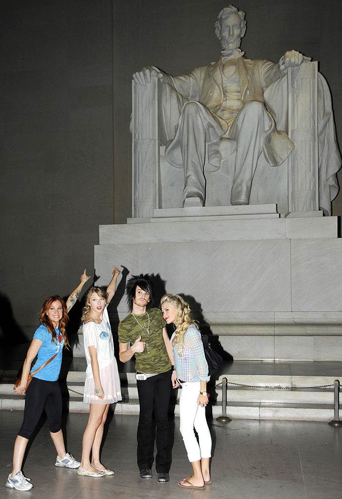 Taylor Swift LincolnM Emorial