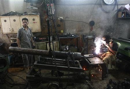 Free Syrian Army fighters make improvised weapons at a factory in Aleppo, September 4, 2013. REUTERS/Hamid Khatib