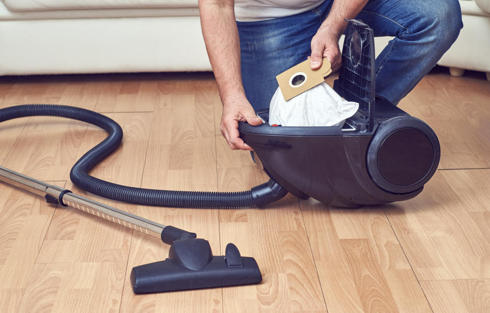 Duftperlen für Staubsauger können entweder direkt in den Staubsaugerbeutel gegeben werden, oder eingesaugt werden. (Symbolbild: Getty Images)