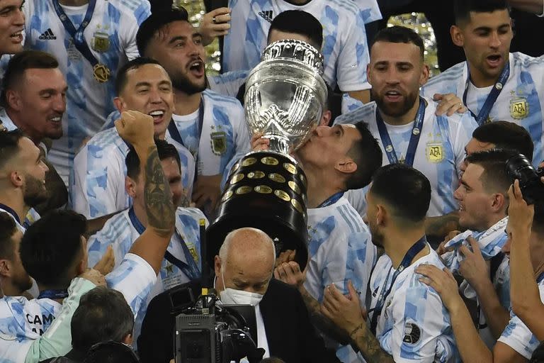Argentina campeón en el Maracaná, adiós al maleficio de 18 años, Di María con la Copa América... y abajo, escapándose de la escena, con barbijo... Omar Souto