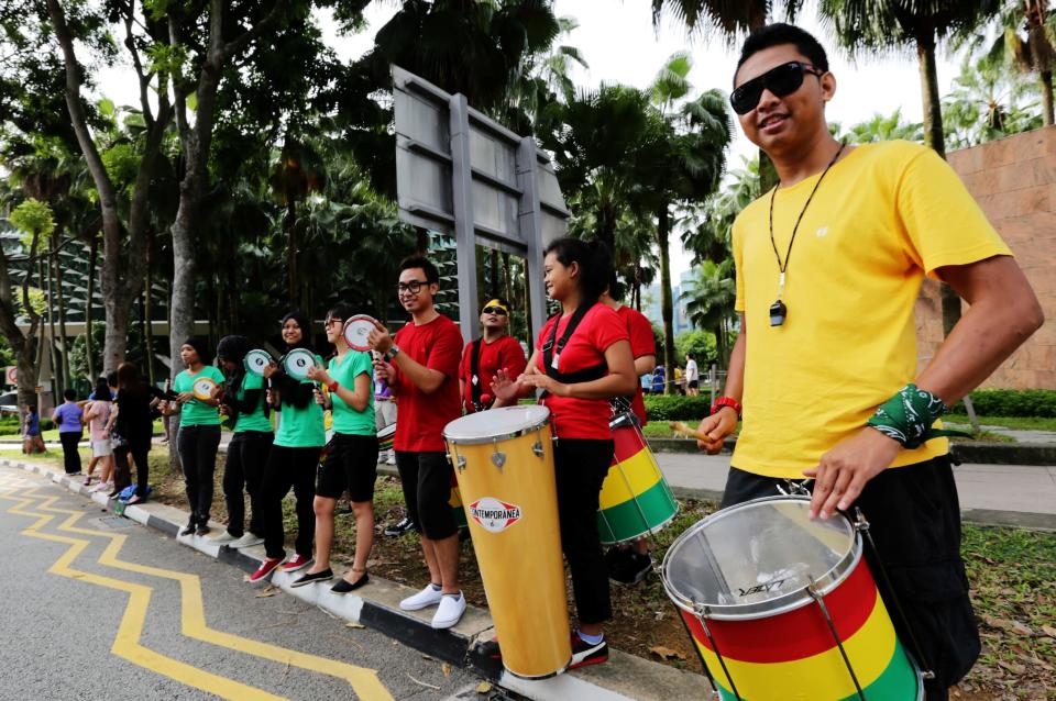 Entertainment en-route to cheer the runners of the Standard Chartered Marathon Singapore 2012 (Photo courtesy of Singapore Sports Council)