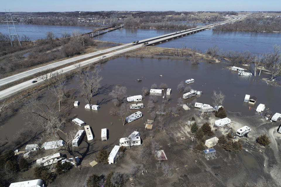 Fotografía aérea del 20 de marzo de 2019 de una inundación cerca del río Platte en Plattsmouth, Nebraska, en el sur de Omaha. (DroneBase vía AP)