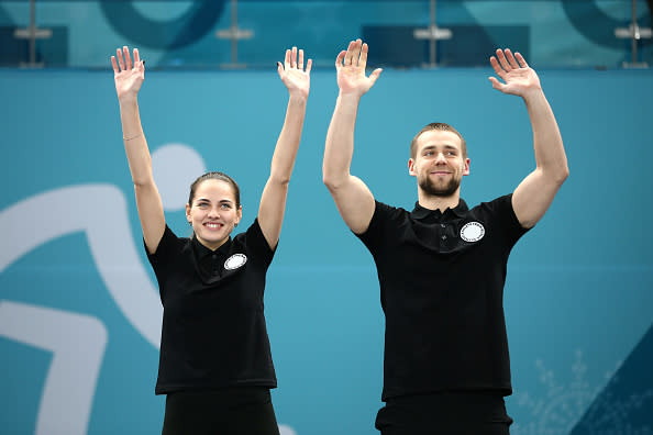 Und auch das muss erwähnt werden. Bronzegewinner Alexander Kruschelnizki wird des Dopings verdächtigt. Wie wird der Russe es seiner Frau (links) erklären?