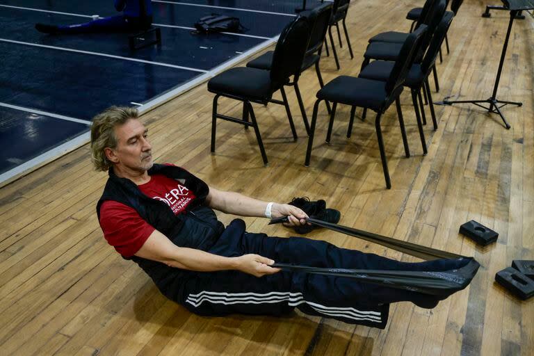 En buena forma, Bocca se prepara para dictar la segunda clase del día,  ahora, en el Ballet Estable del Teatro Colón