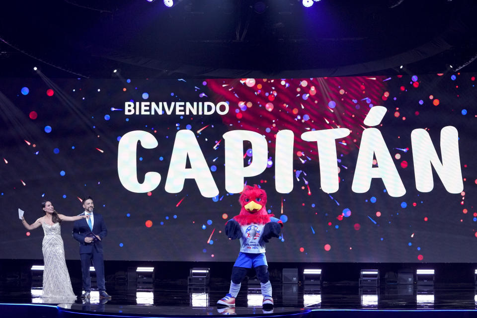 La mascota de la Copa América 2024 baila durante el sorteo del torneo, el jueves 7 de diciembre de 2023, en Miami. (AP Foto/Lynne Sladky)