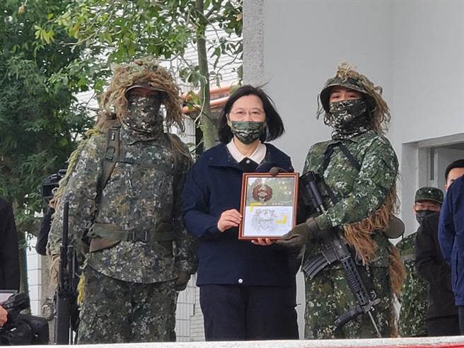 視導空軍第七飛總統：新的一年，像F-5型戰鬥機尾翼的老虎圖騰，勇猛頑強。曾薏蘋攝