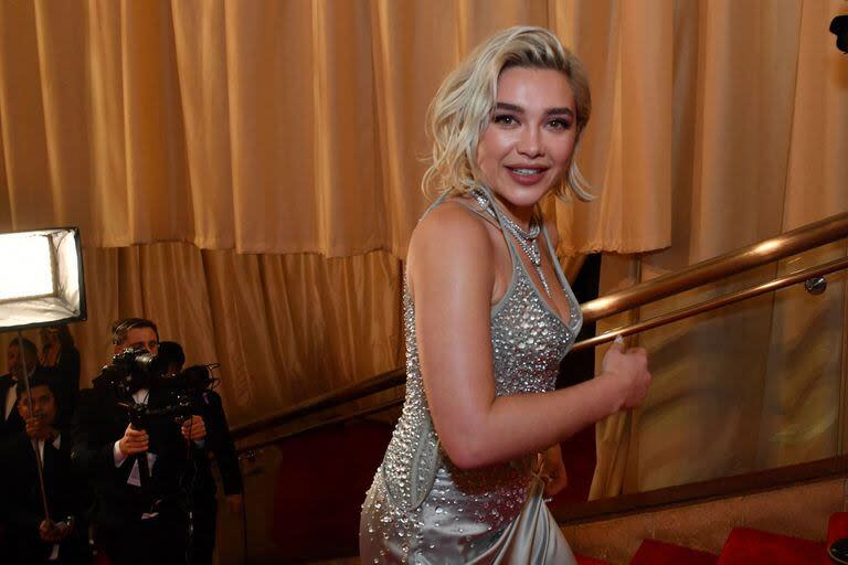 La actriz británica Florence Pugh cautivó a los flashes con un impactante diseño en plata de Del Core