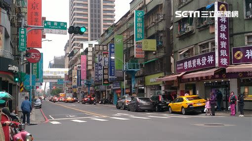 蔣京叡說，幸福站的幸福商圈，由於生活機能強，相當受買方青睞。（圖／記者陳韋帆攝影）