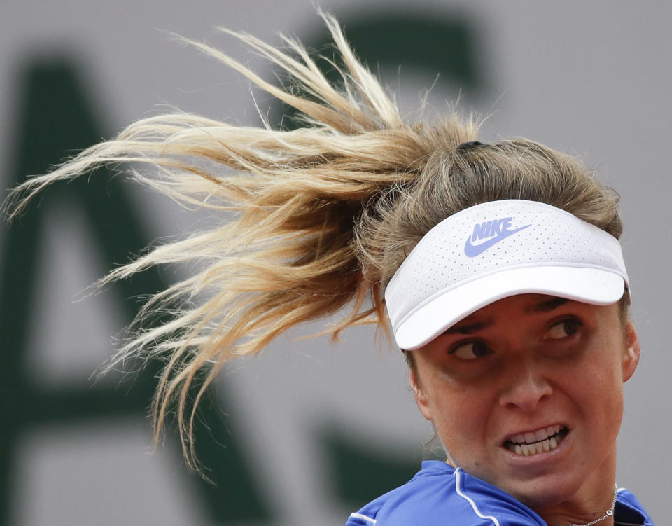 Elina Svitolina devuelve ante la argentina Nadia Podoroska por los cuartos de final del Abierto de Francia, el martes 6 de octubre de 2020, en París. (AP Foto/Alessandra Tarantino)