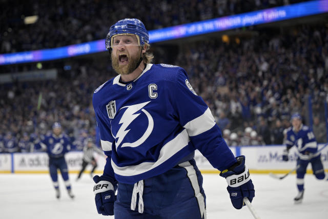 Lightning win home opener, Stamkos leads way with 3 points