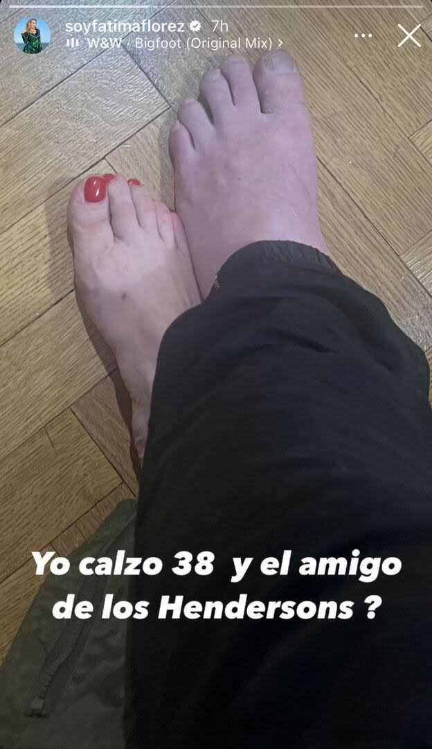 La foto que subió Fátima Florez en la que mostró los pies de su pareja, Javier Milei, y observó la diferencia de tamaño entre ambos. 
